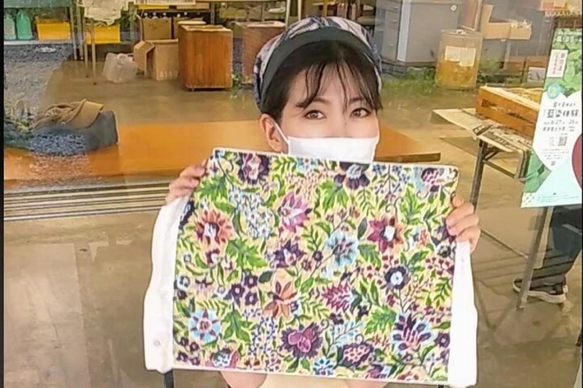 un nen sostenint una obra d'art