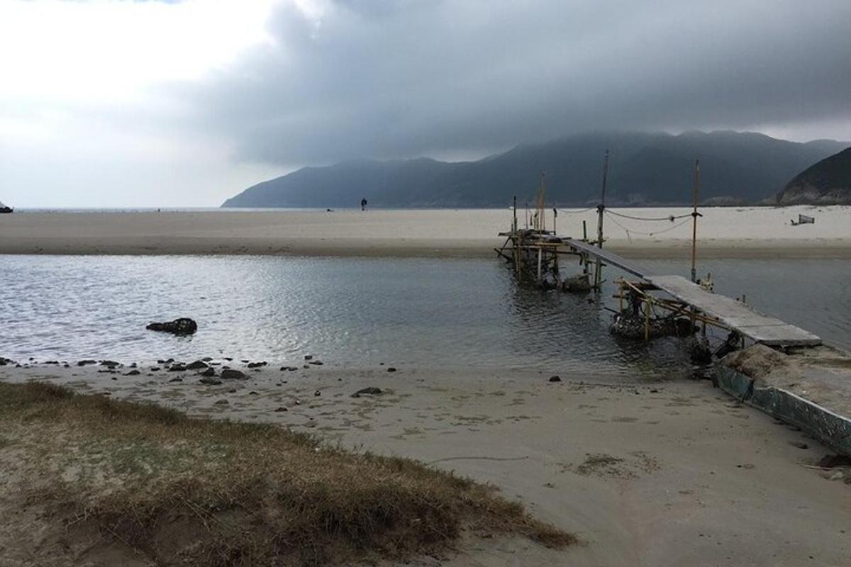 ein Dock im Wasser neben einem Strand