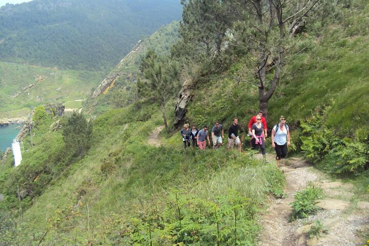 sekumpulan orang berjalan di atas denai gunung