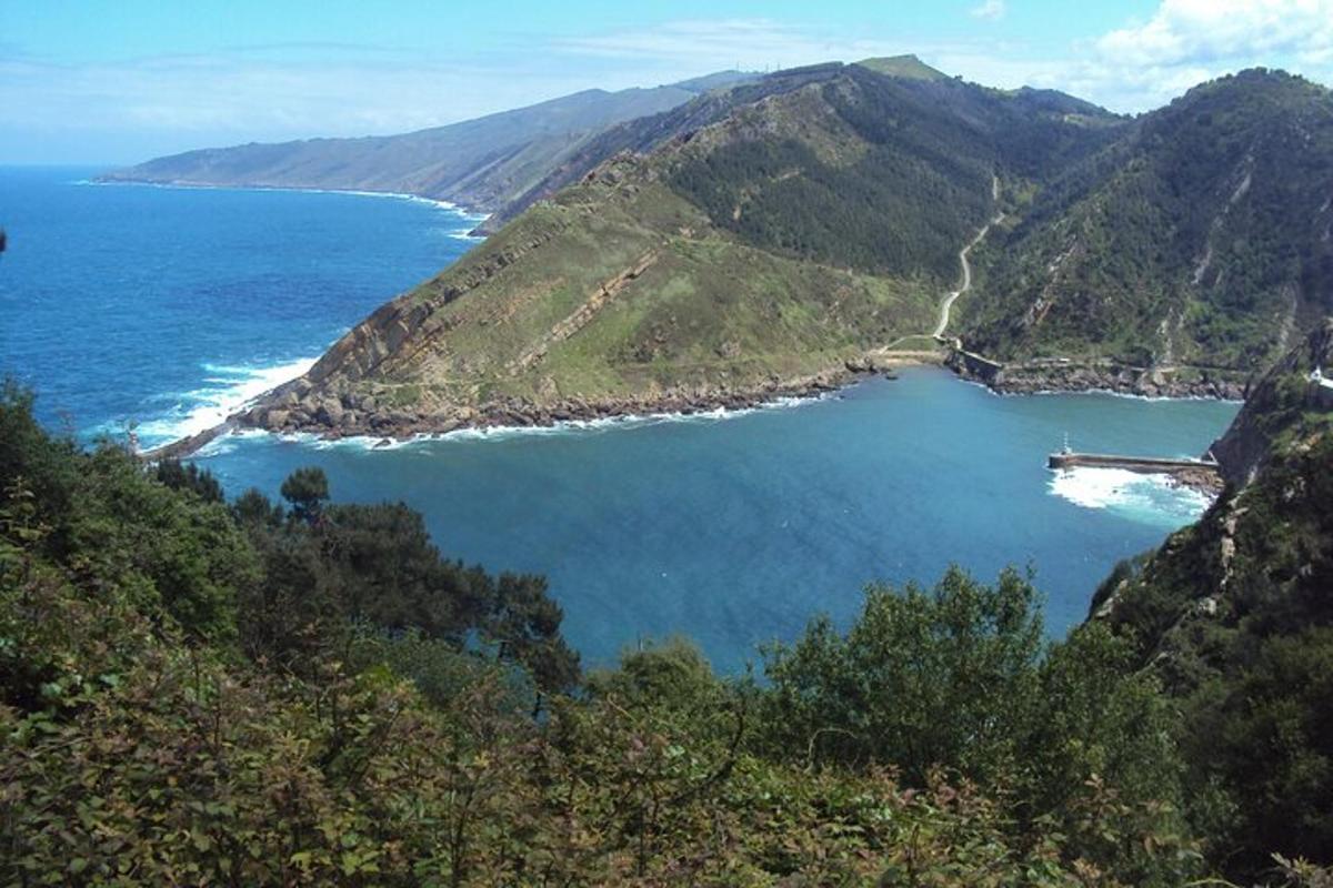 una vista d'una gran massa d'aigua a la muntanya