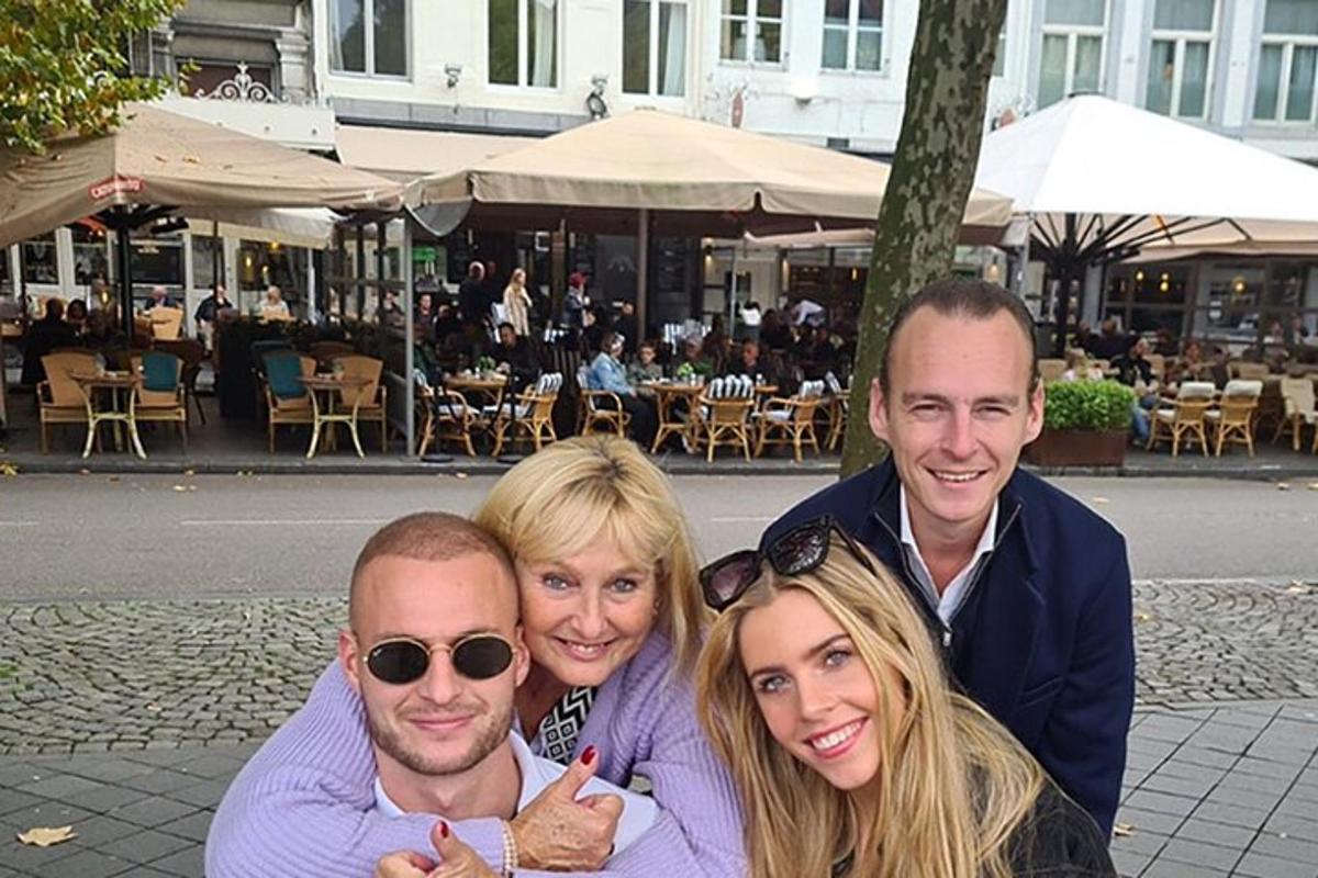 en grupp människor som poserar för en bild