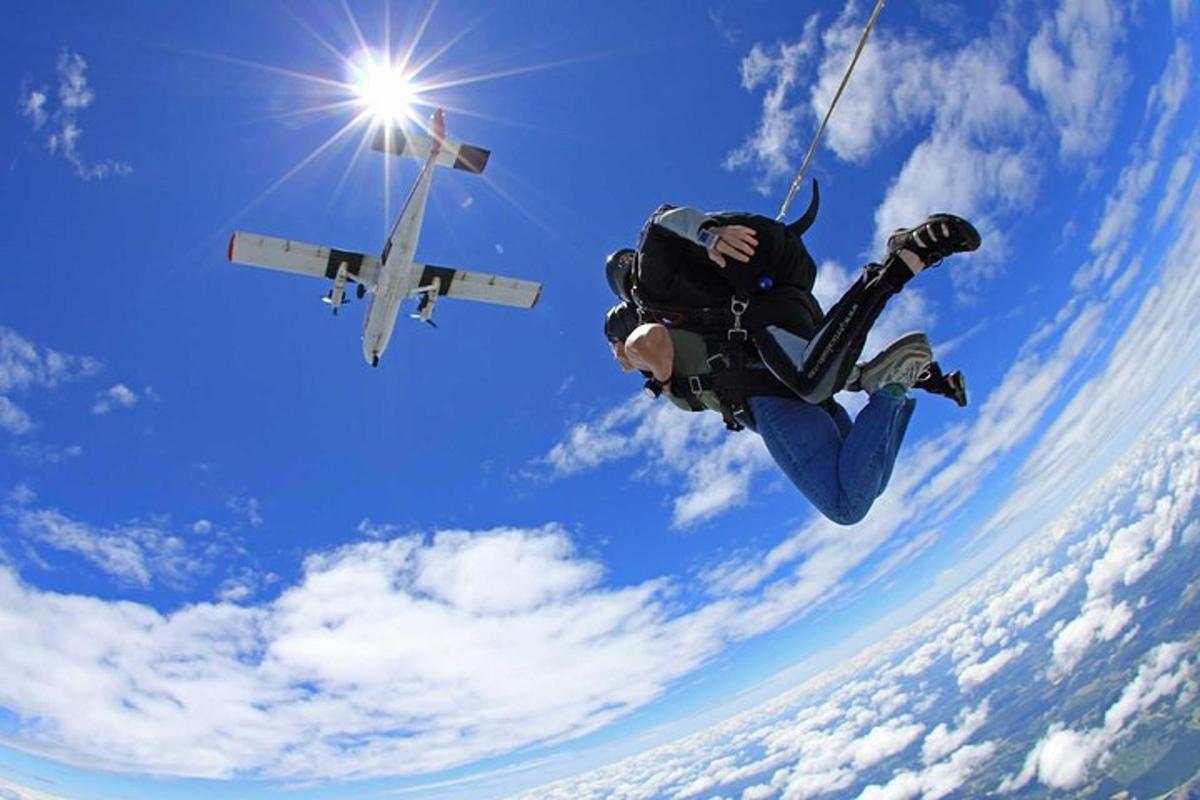 une personne dans les airs avec un drone dans le ciel