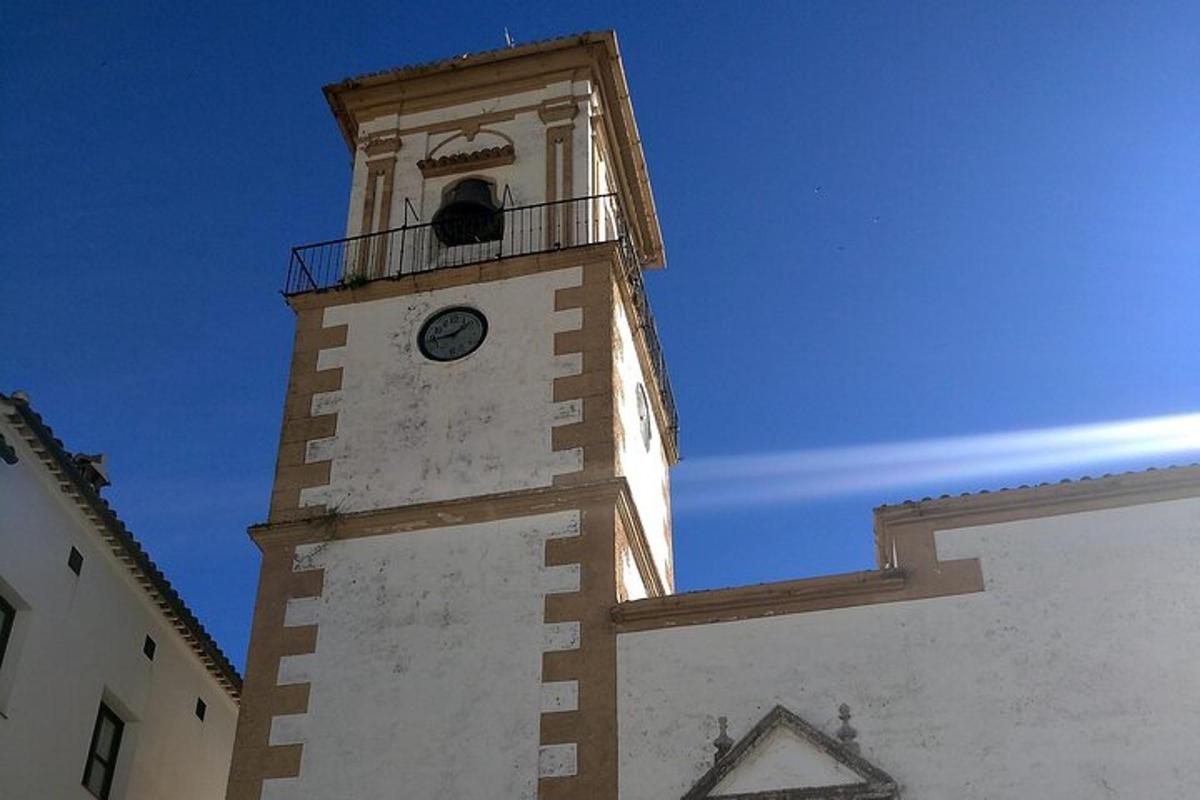 uma torre alta com um relógio no topo de um edifício