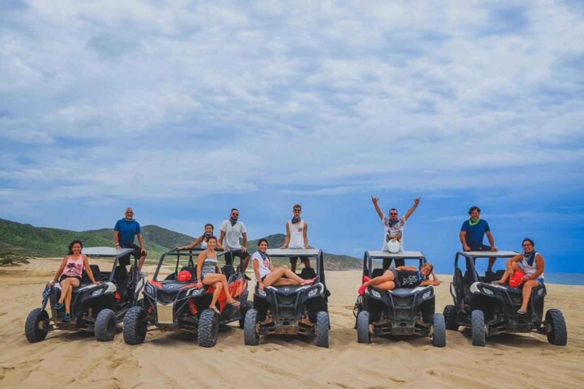 un gruppo di persone in sella a quad sulla spiaggia