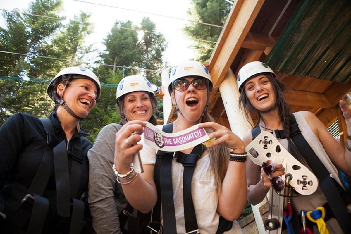 skupina žen v ochranných přilbách pózujících pro fotografii