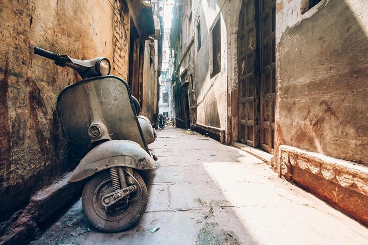 un scooter garé dans une ruelle étroite