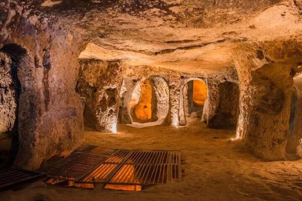 una grotta con una scala al centro