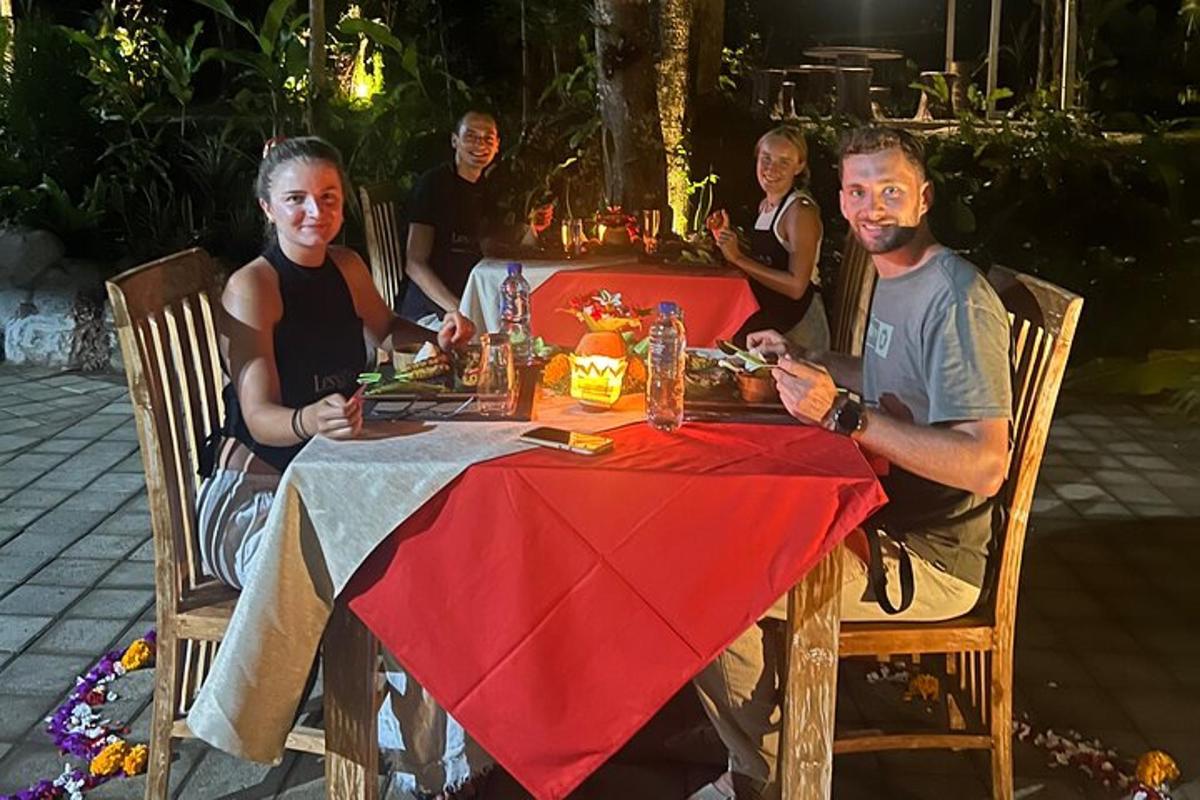 un gruppo di persone sedute a un tavolo