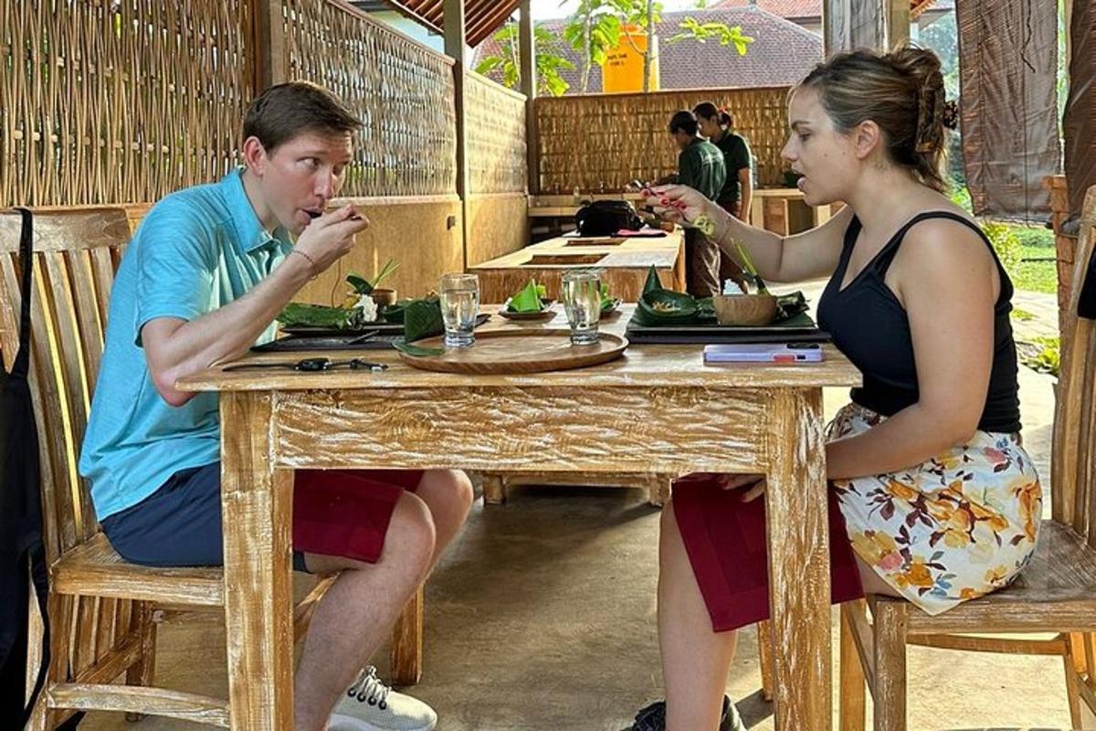 un uomo e una donna seduti a un tavolo che mangiano cibo