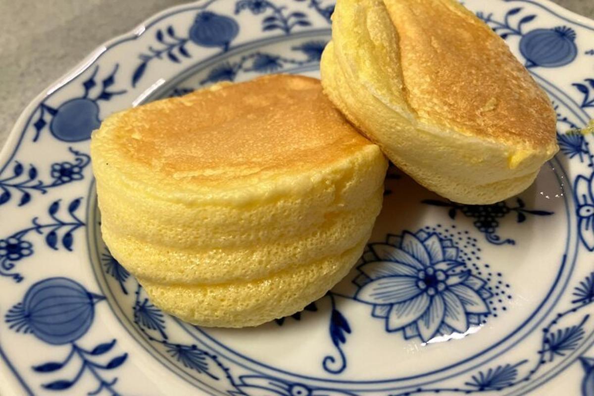 青と白の皿の上にパンが2枚