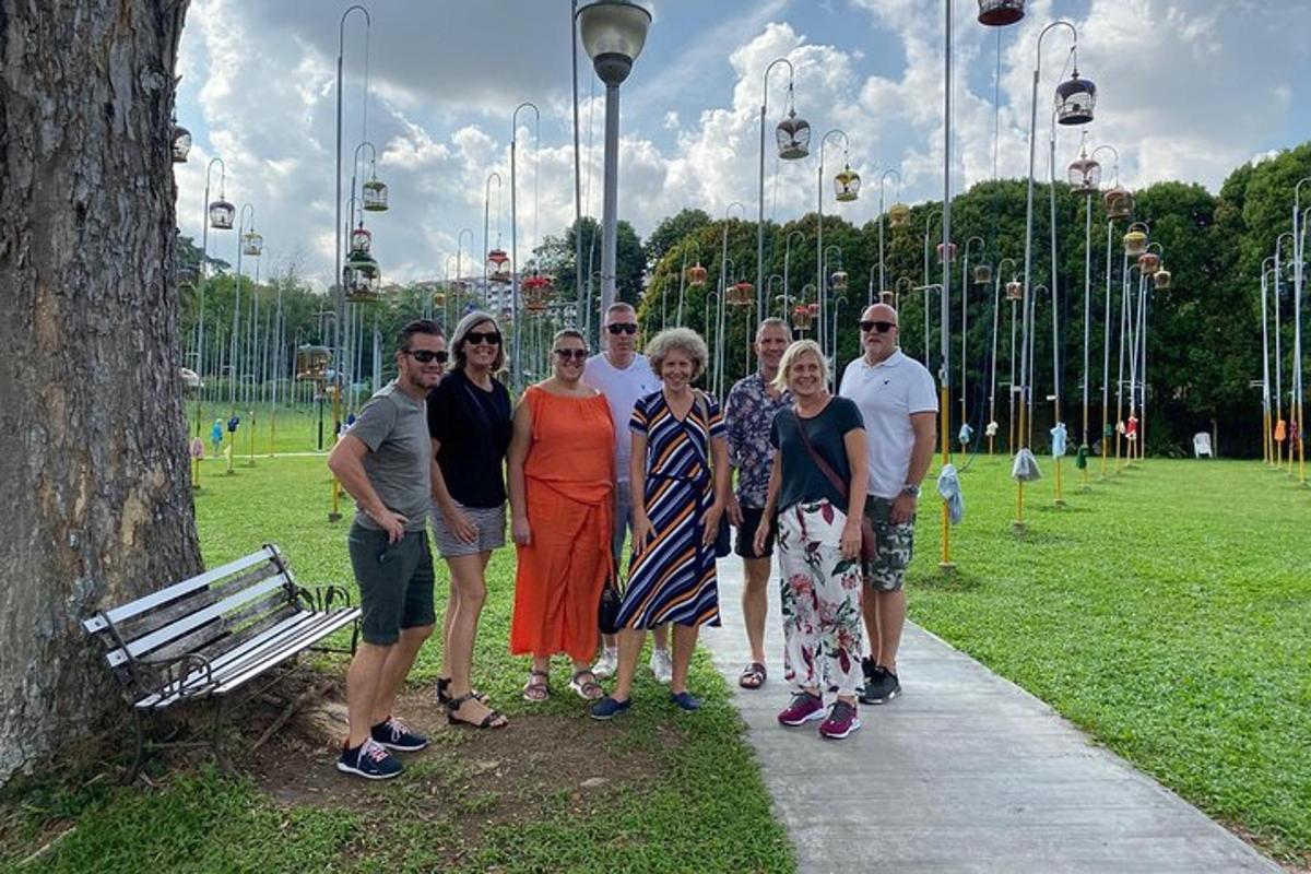 група људи позира за фотографију у парку
