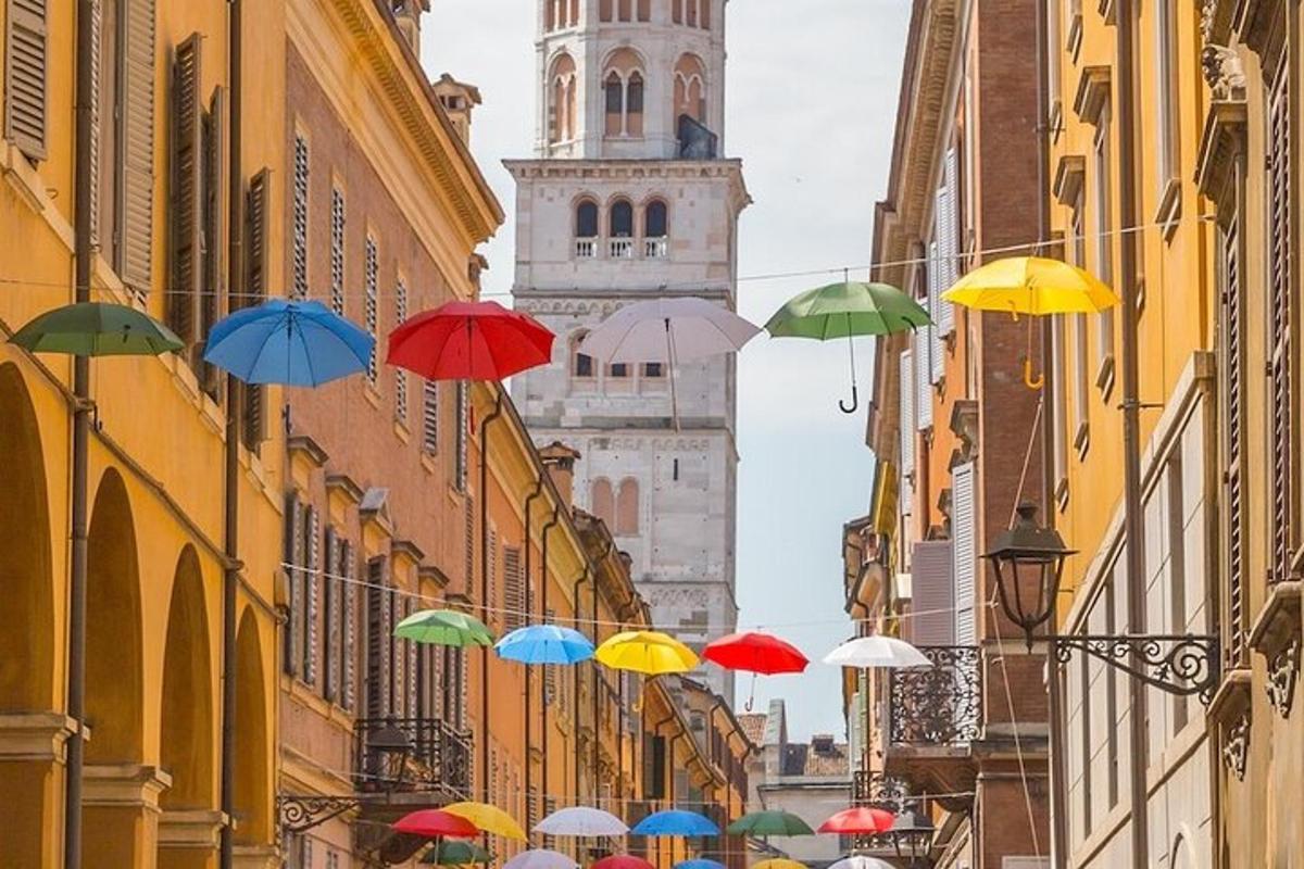 Skupina barevných deštníků visících mezi budovami