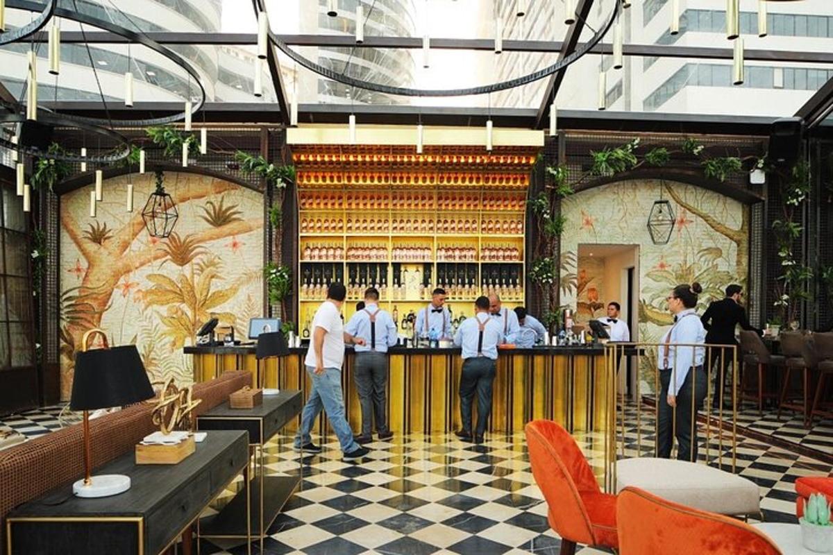 skupina lidí stojících u baru v restauraci