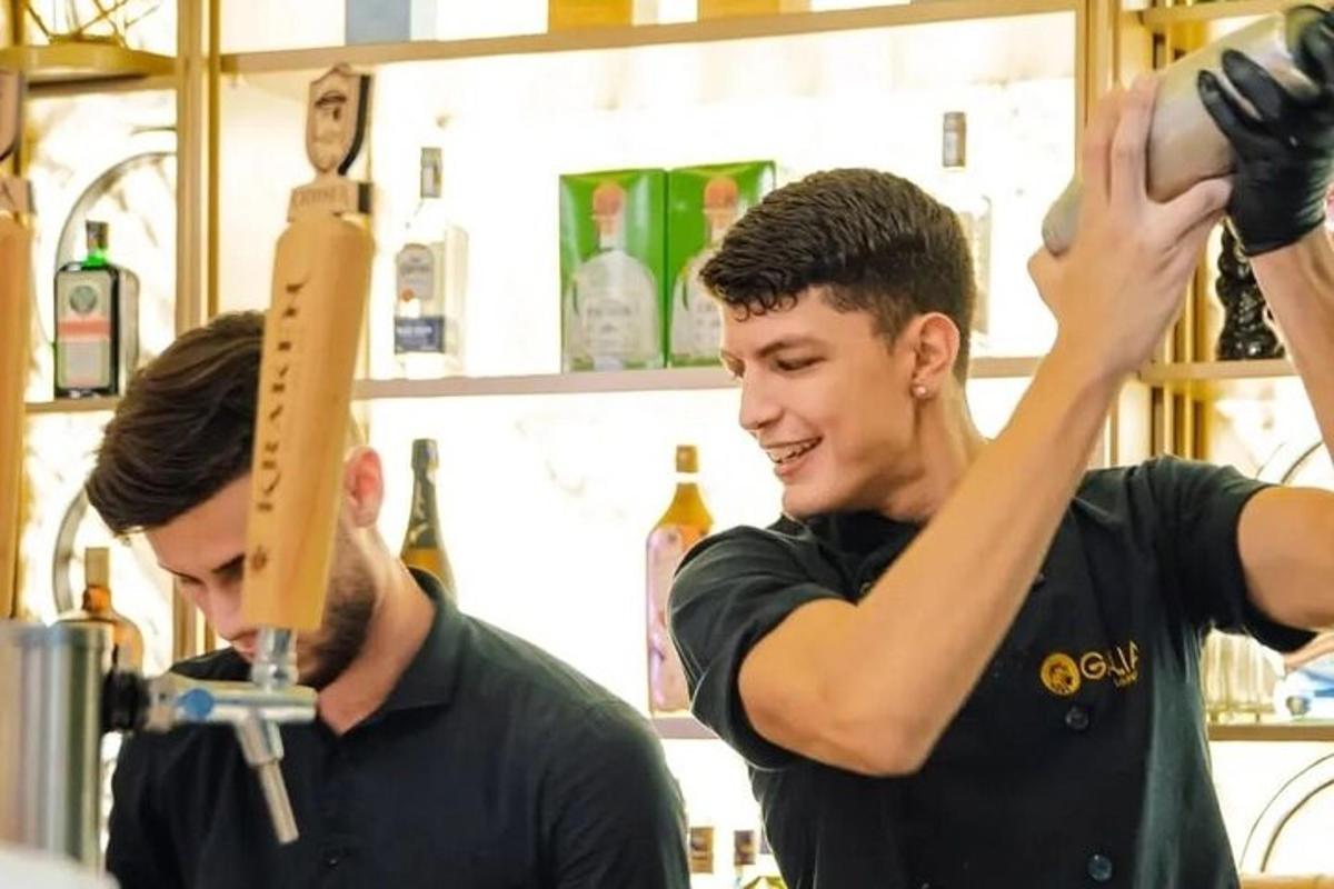 dva moška stojita v brivnici z nožem