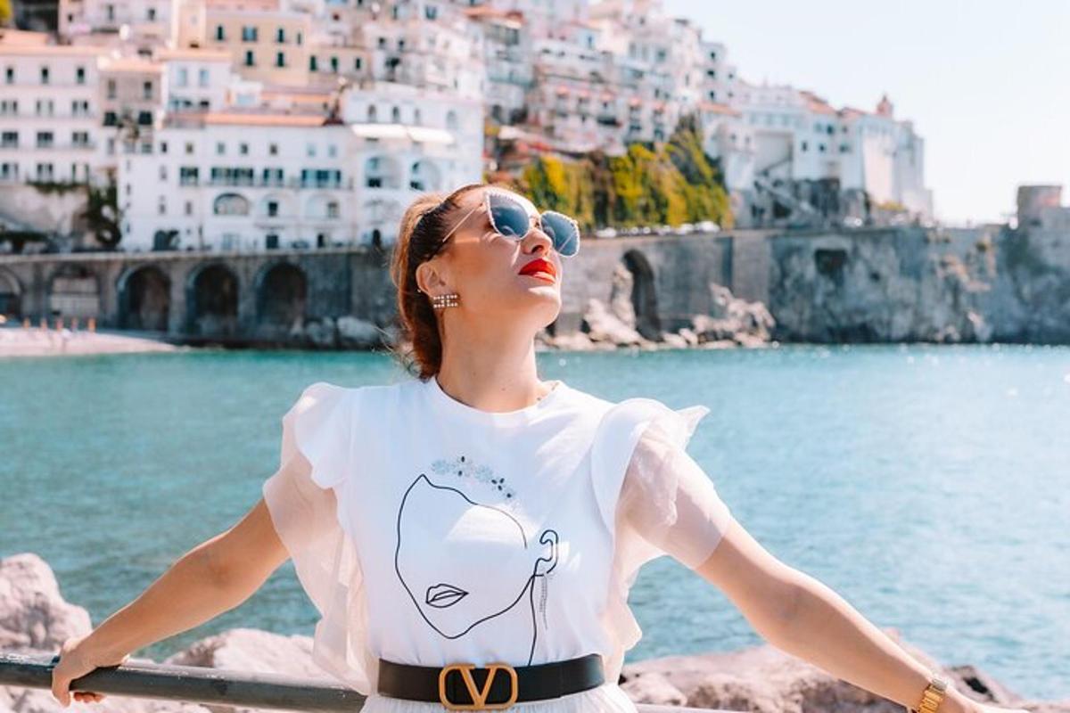 una dona amb camisa blanca dreta vora l'aigua