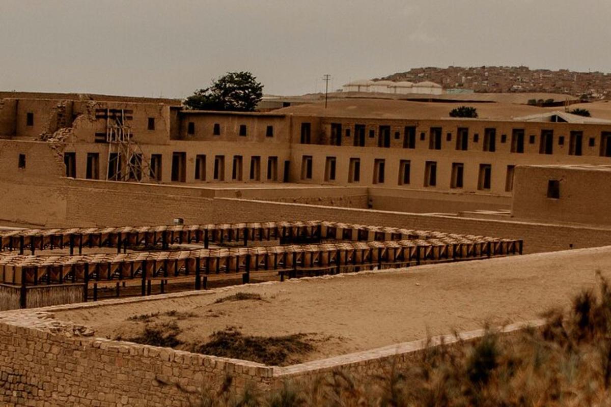 un vecchio edificio in mezzo al deserto