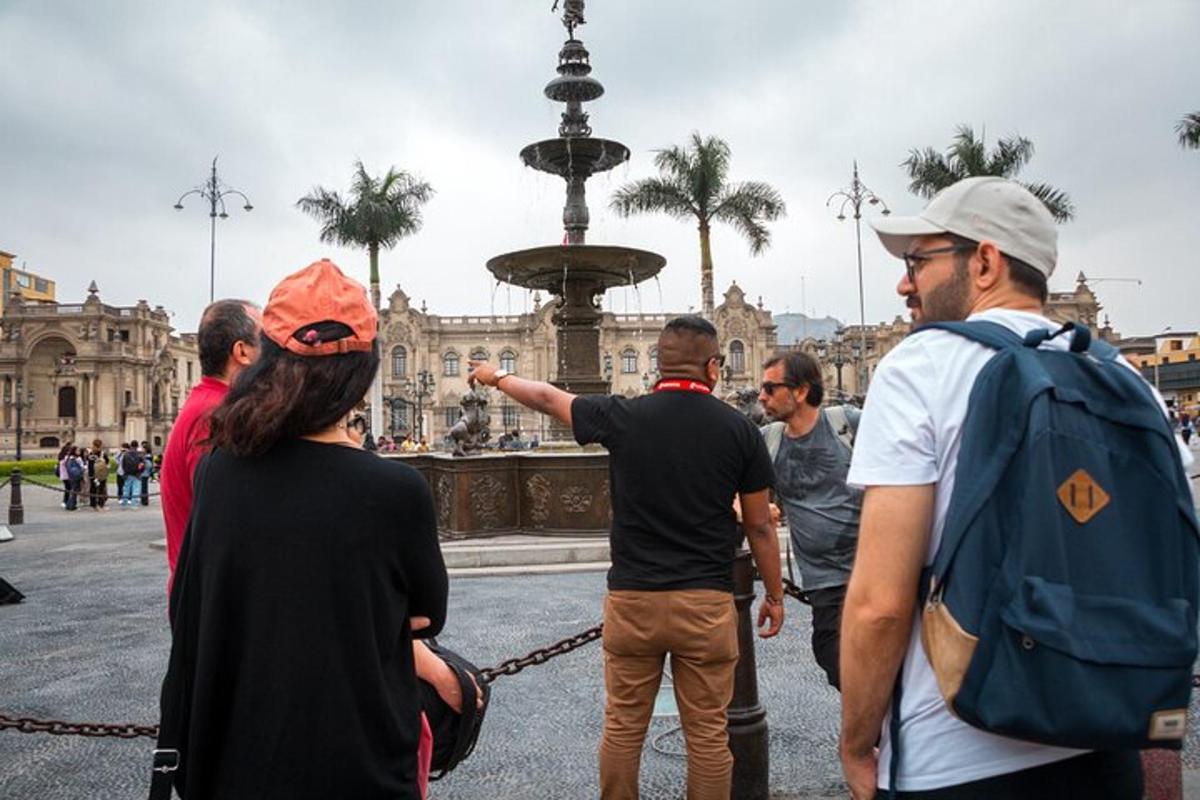 un gruppo di persone in piedi davanti a una fontana