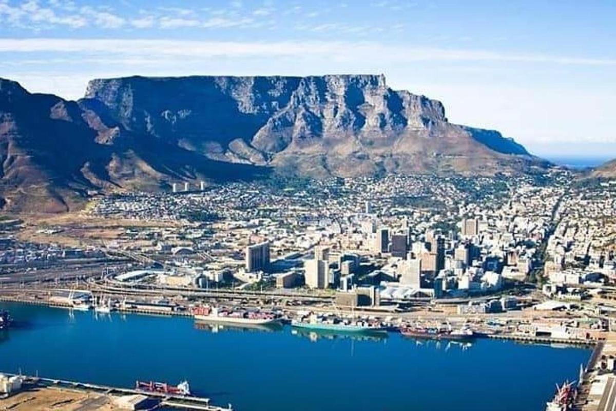 eine Luftaufnahme von Kapstadt und dem Tafelberg