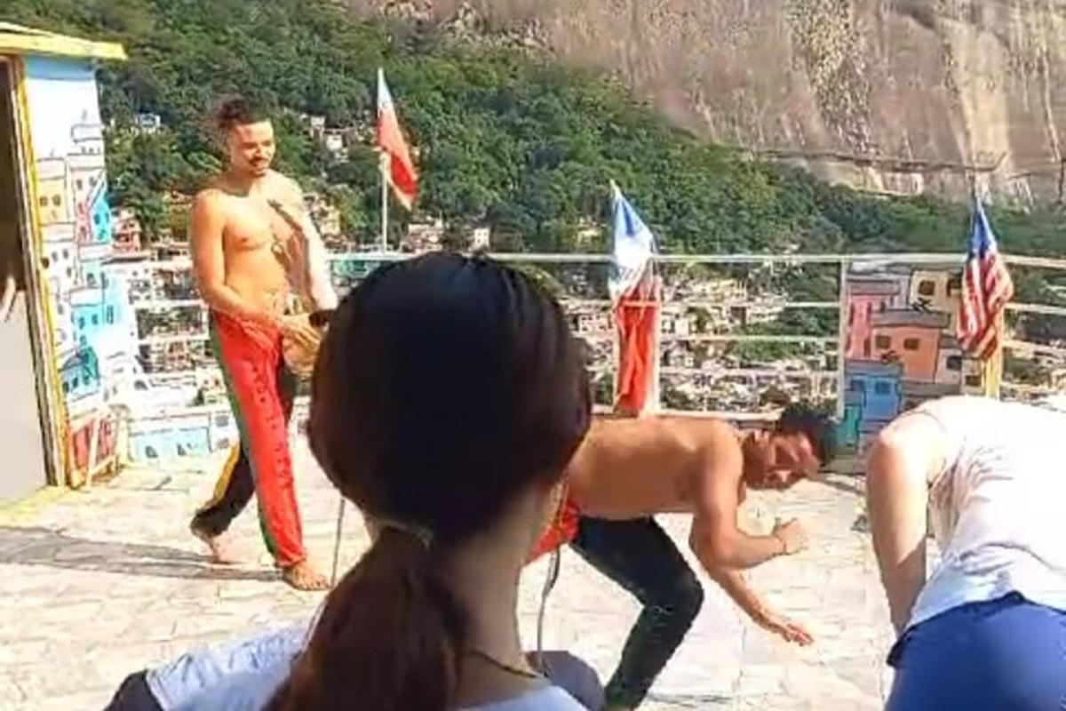 skupina lidí hrajících si na pláži