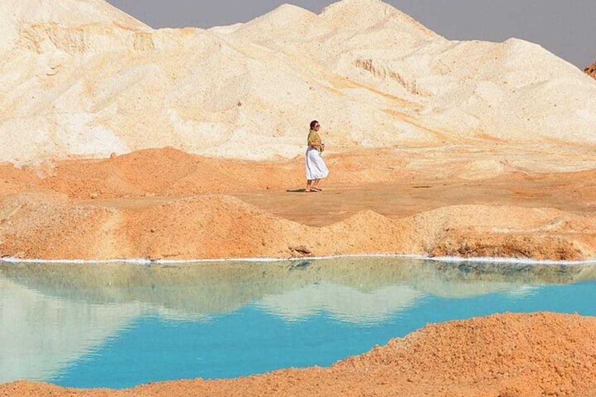 una persona que està dreta davant d'una massa d'aigua