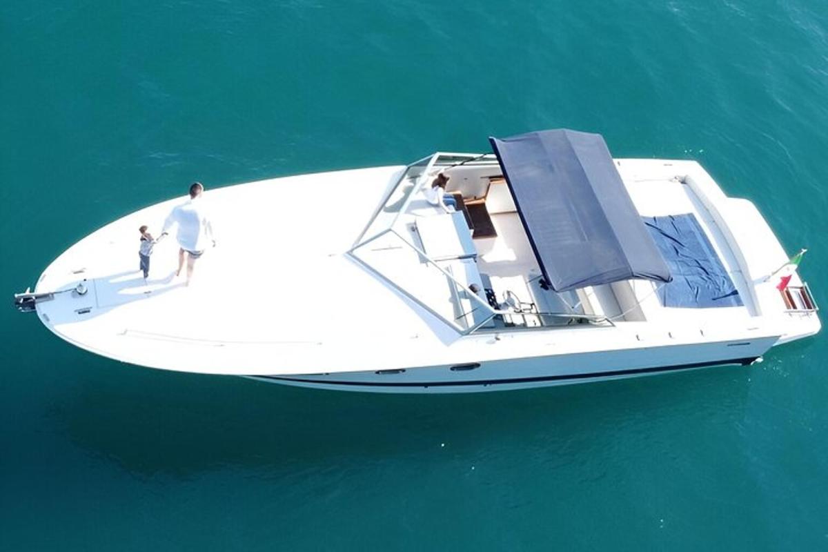 dos personas en un barco en el agua