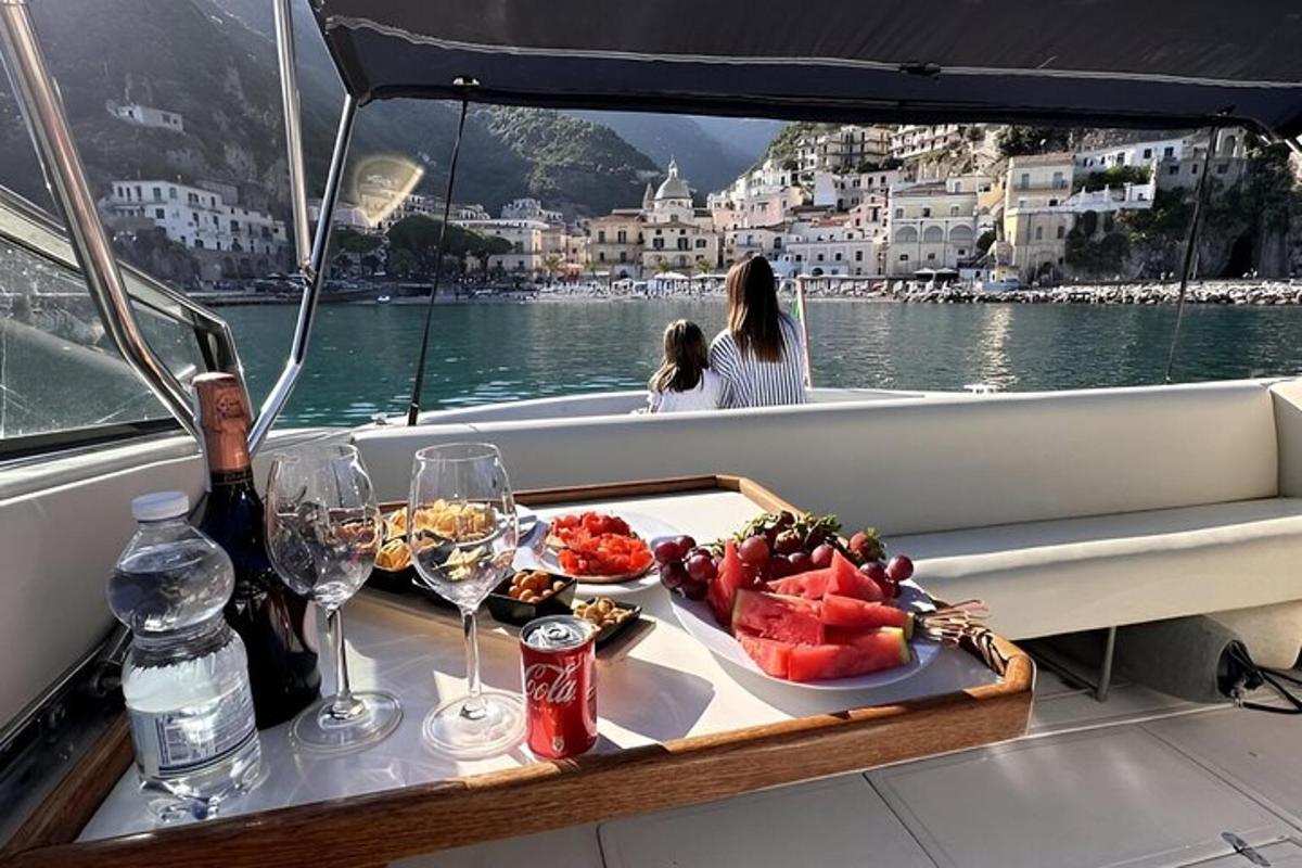 Una bandeja de comida y vino en un barco