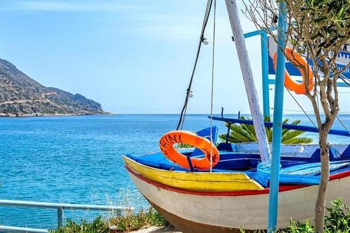 un barco estacionado al costado de un cuerpo de agua