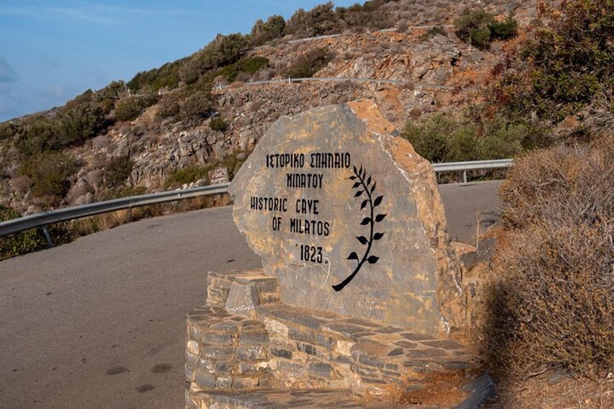 una señal de piedra al costado de una carretera