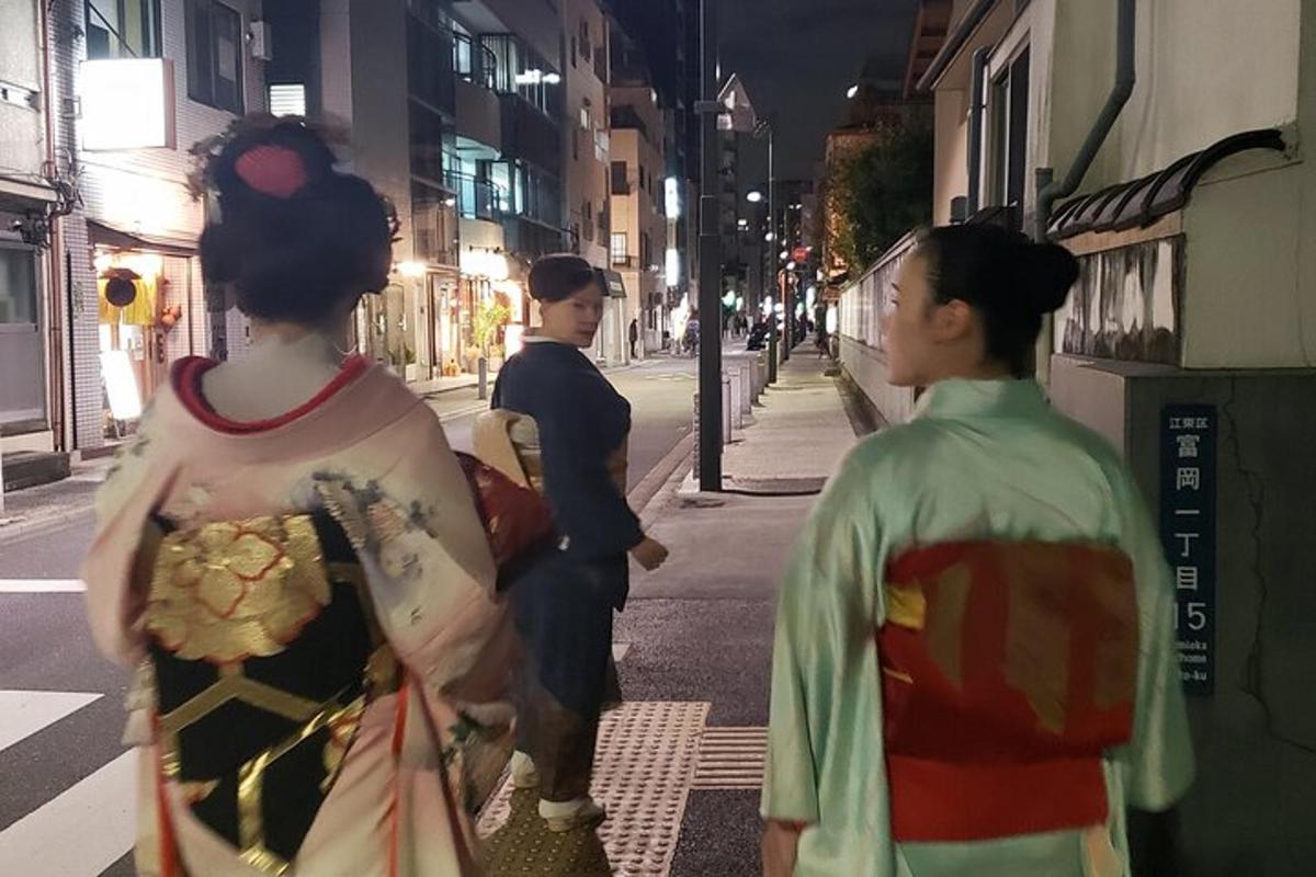 to japanere som går nedover en gate om natten