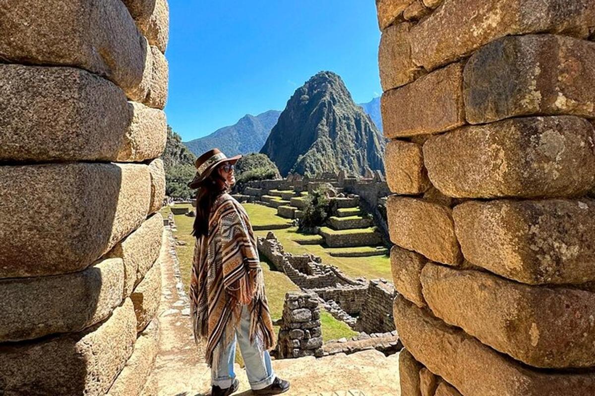 una donna in piedi in cima a un muro di pietra