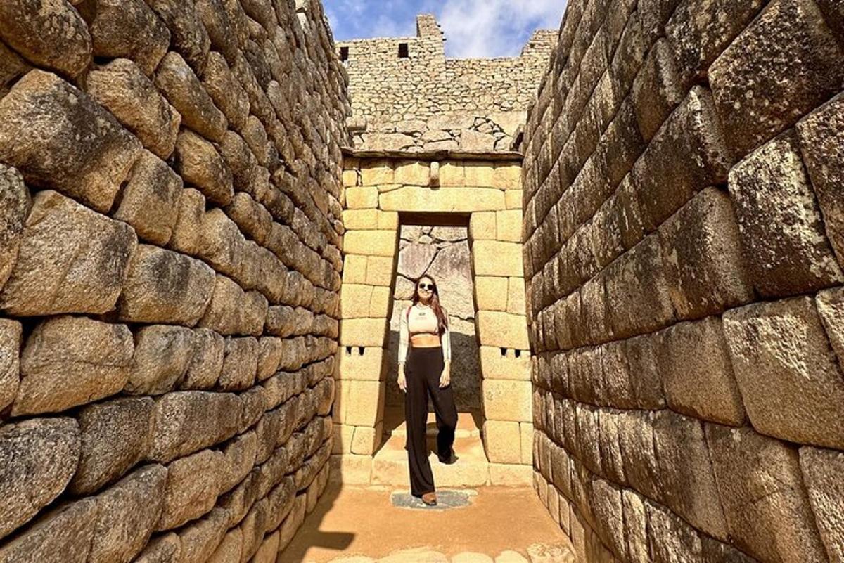 una donna che cammina attraverso un tunnel in un castello