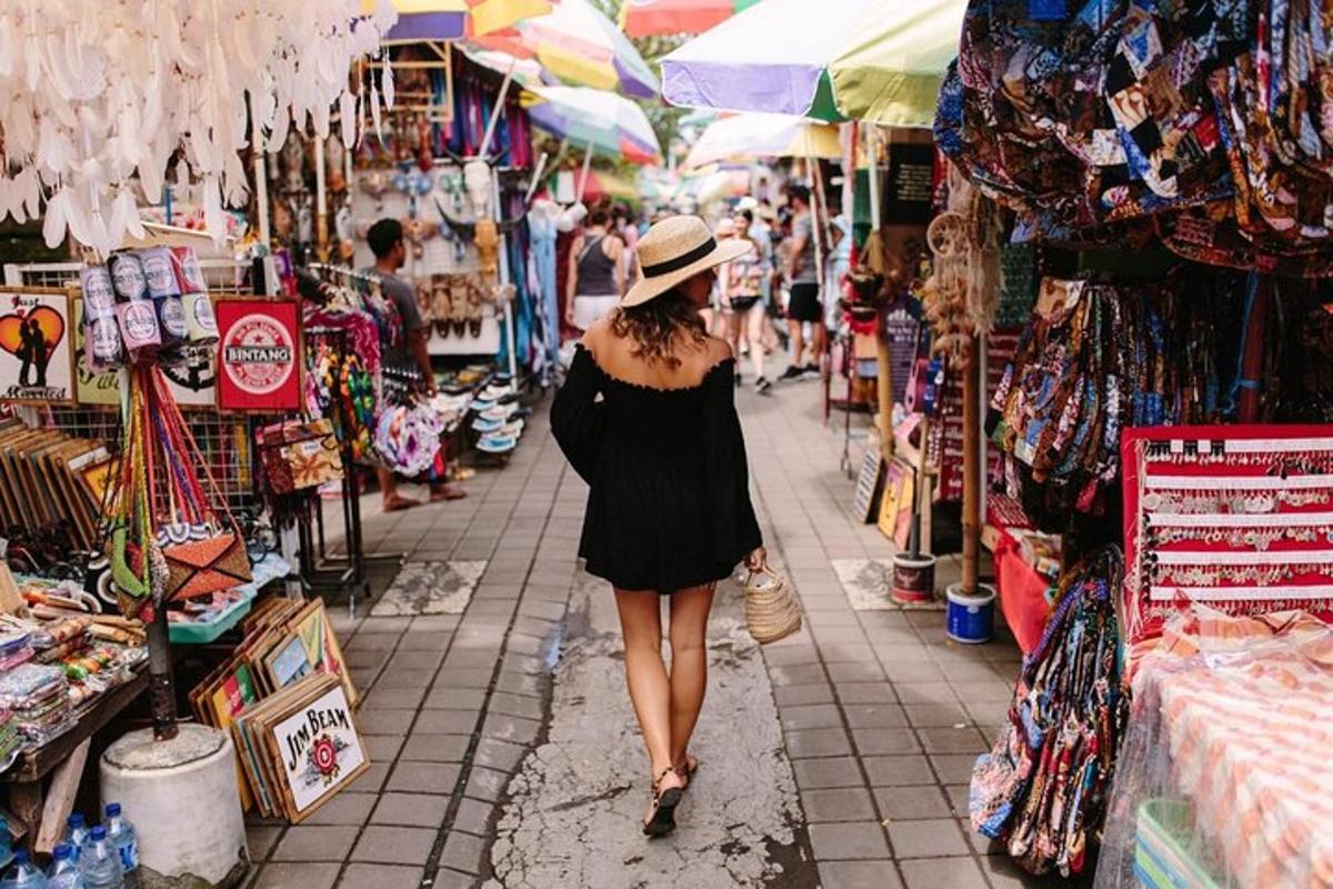 una donna con un cappello che cammina in un mercato