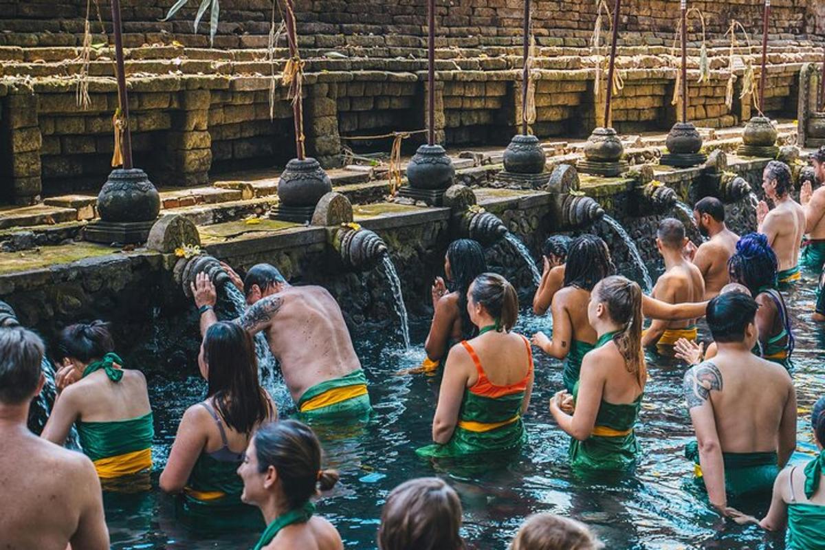 un gruppo di persone che fanno il bagno nell'acqua