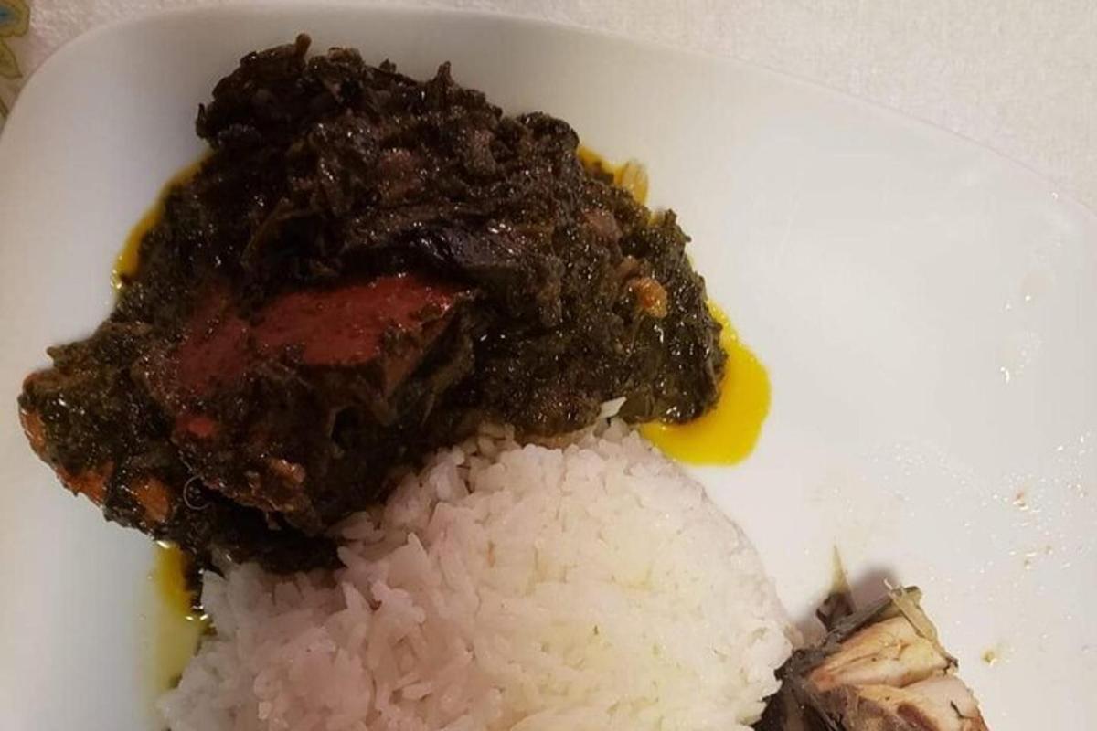 pinggan putih dengan nasi dan daging serta sos