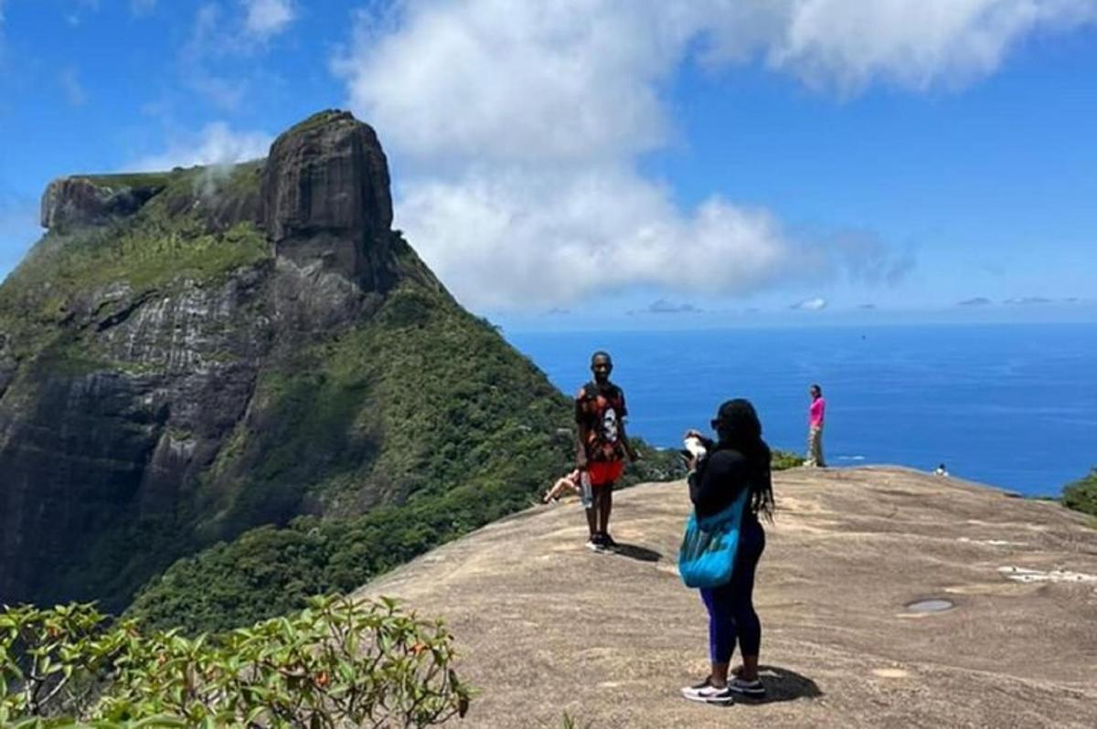 um grupo de pessoas em pé no topo de uma montanha