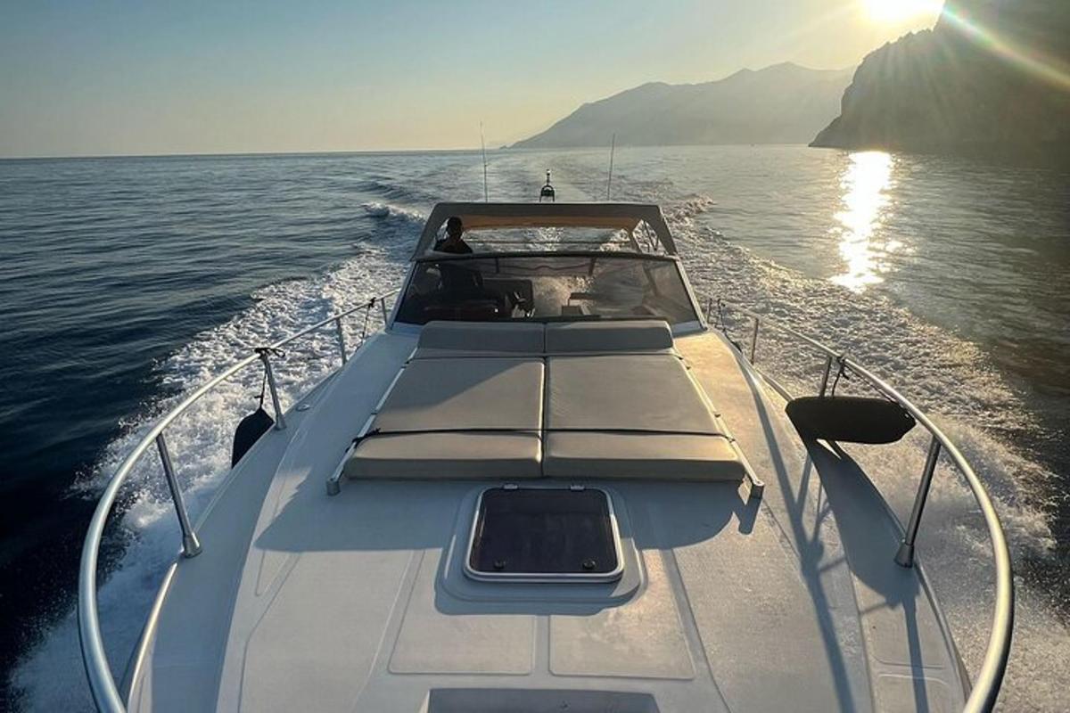 un vaixell blanc a l'aigua de l'oceà