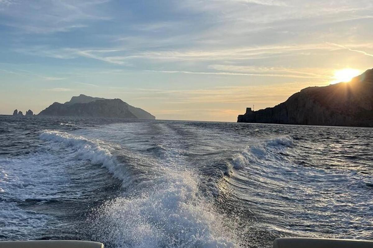 una vista des de la part posterior d'un vaixell a l'oceà
