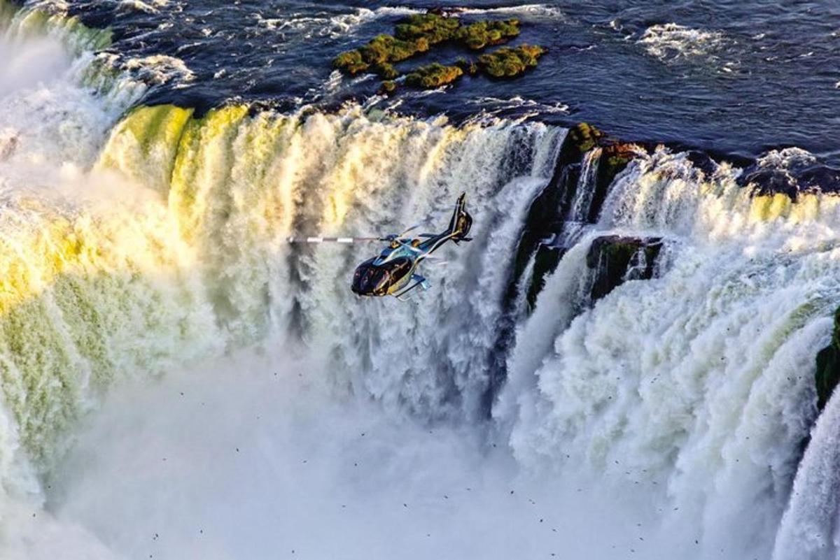 Ein Mann steht mitten in einem Wasserfall