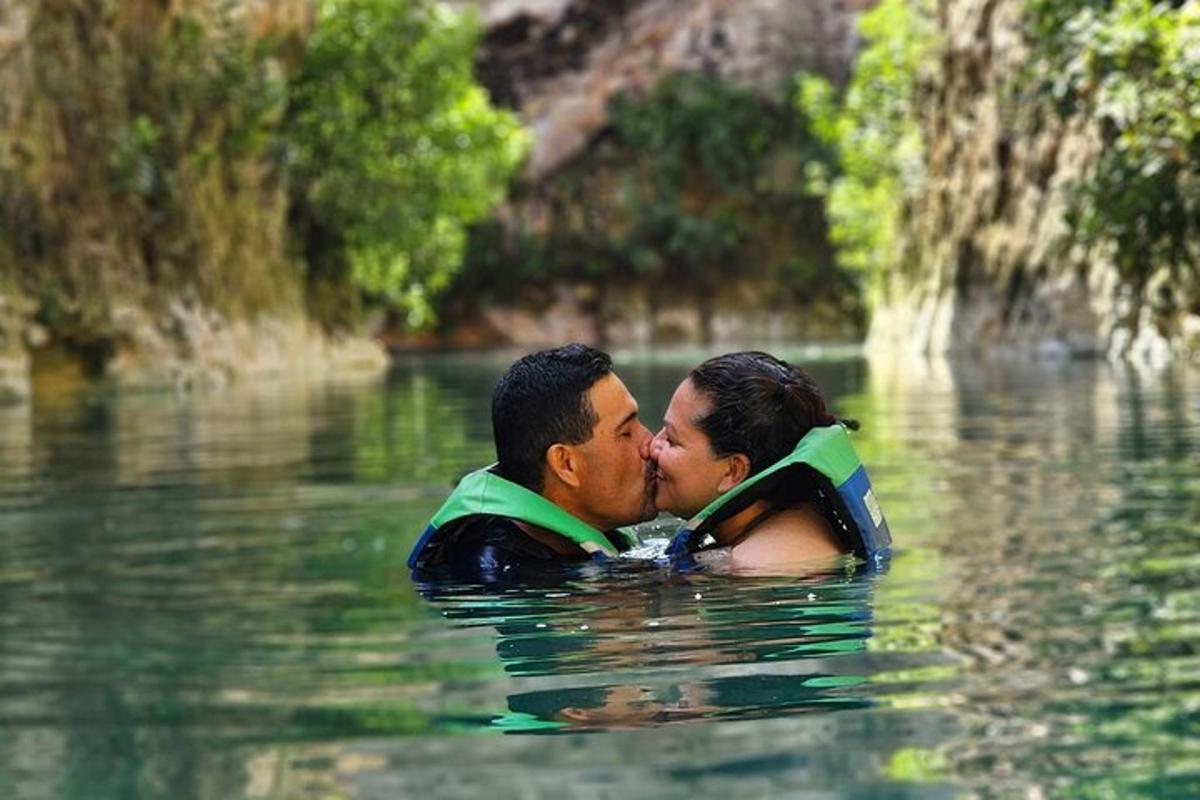 Un hombre y una mujer besándose en el agua
