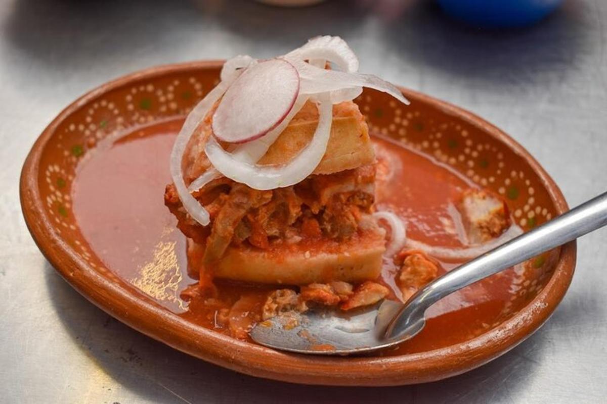 um prato de comida com carne e cebola