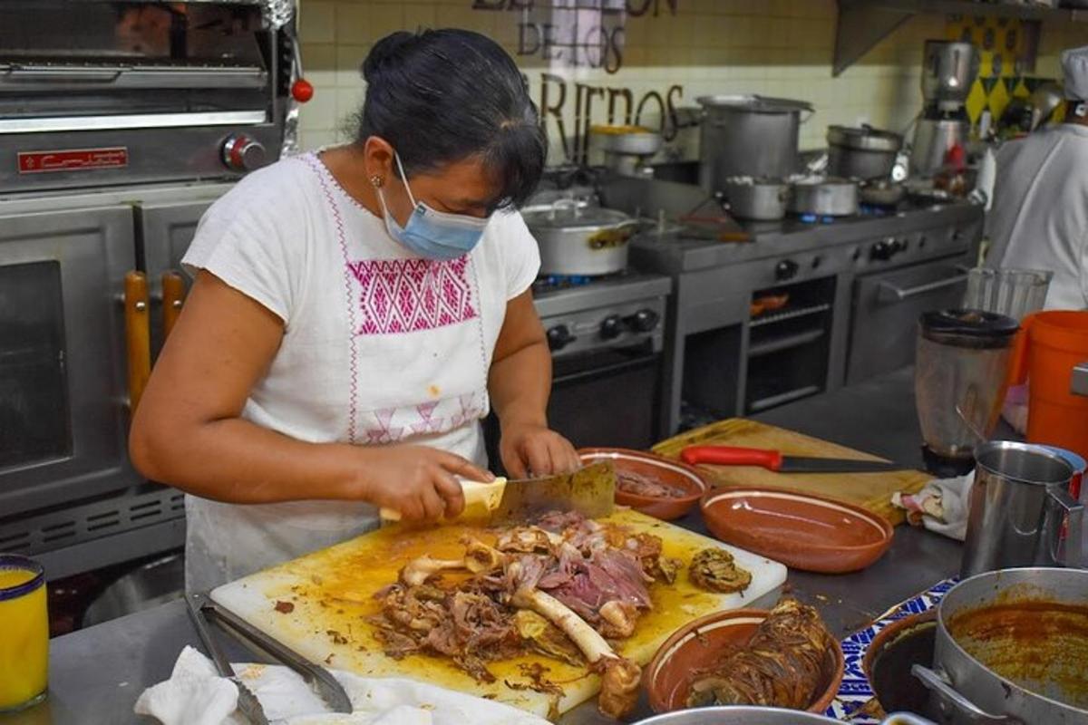 uma mulher em uma cozinha preparando comida em uma tábua de corte