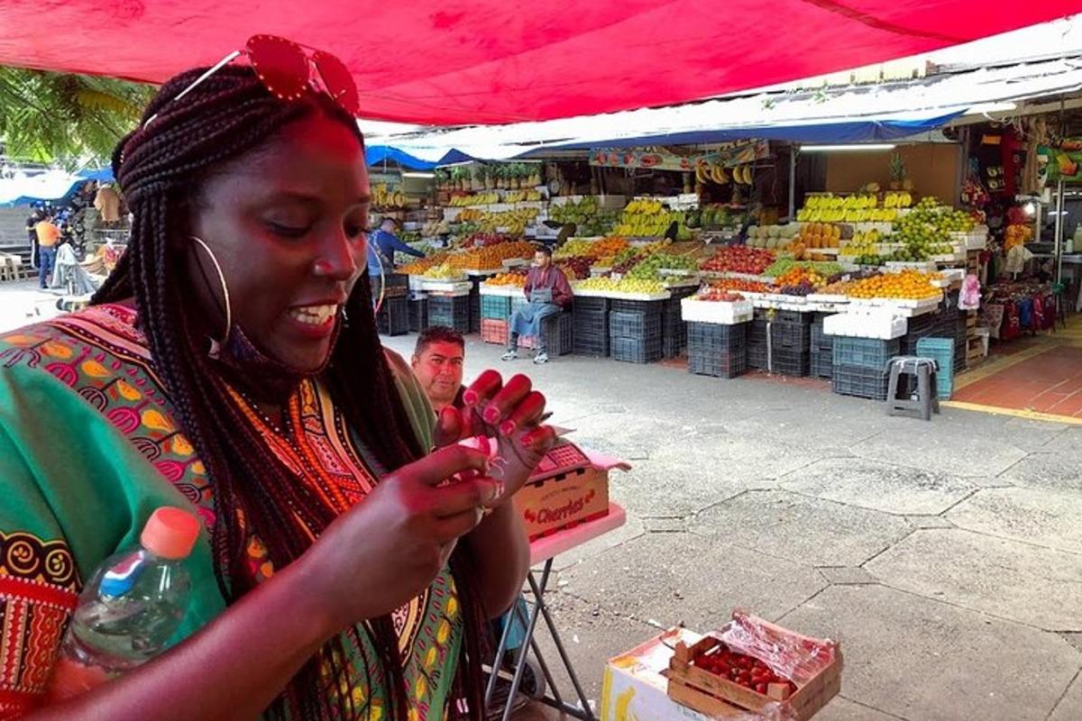 uma mulher parada em frente a um mercado de frutas