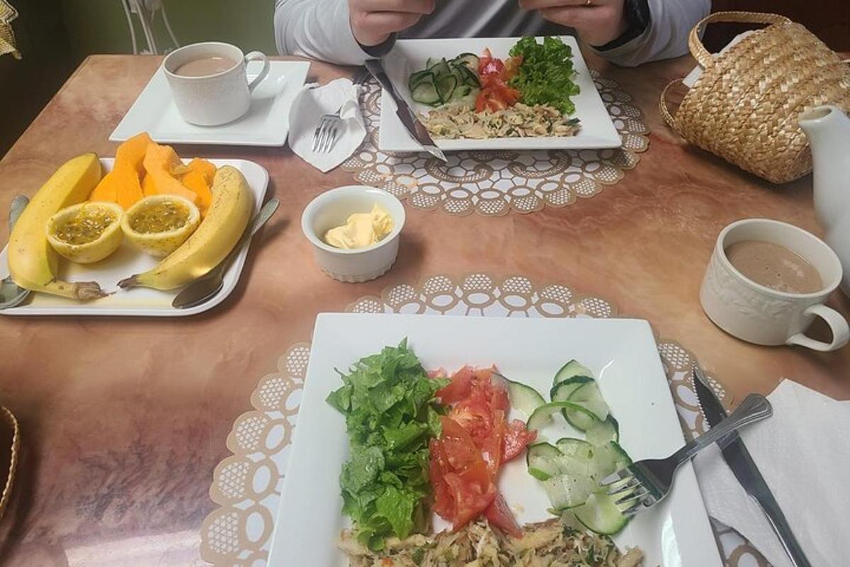 stůl se třemi talíři jídla