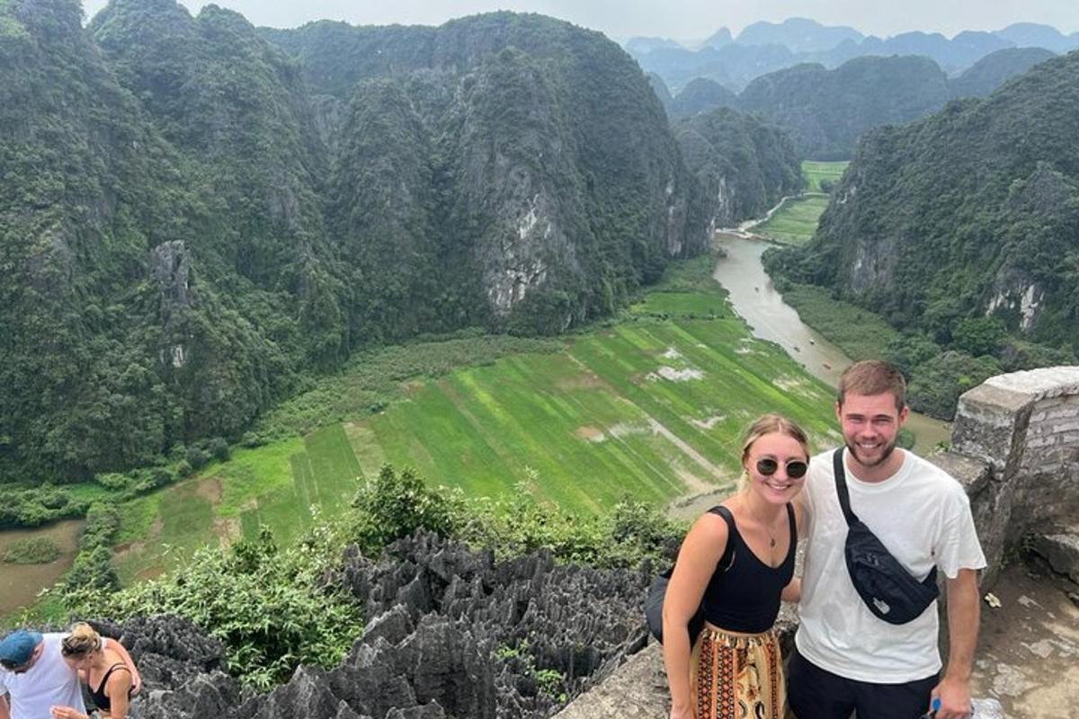 Un hombre y una mujer de pie en la cima de una montaña
