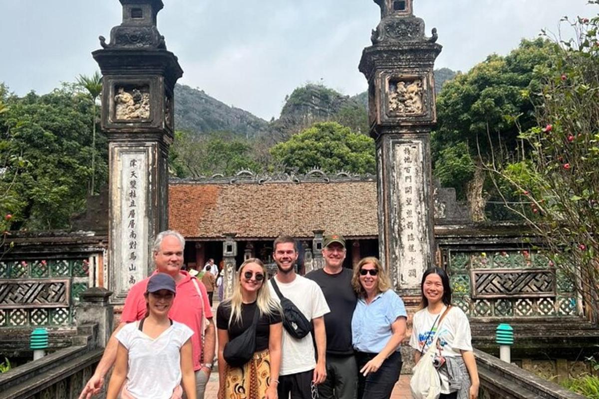 Un grupo de personas de pie frente a una puerta