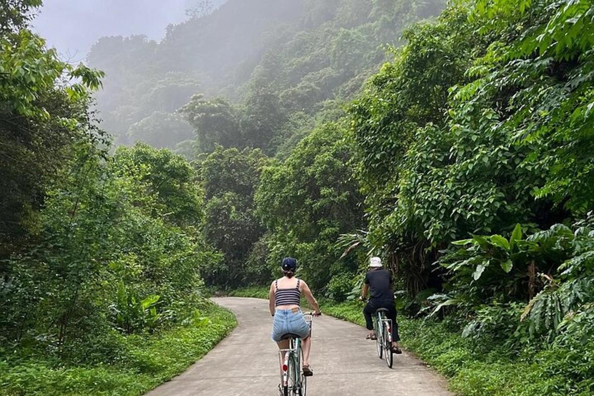Dos personas andando en bicicleta por un camino de tierra