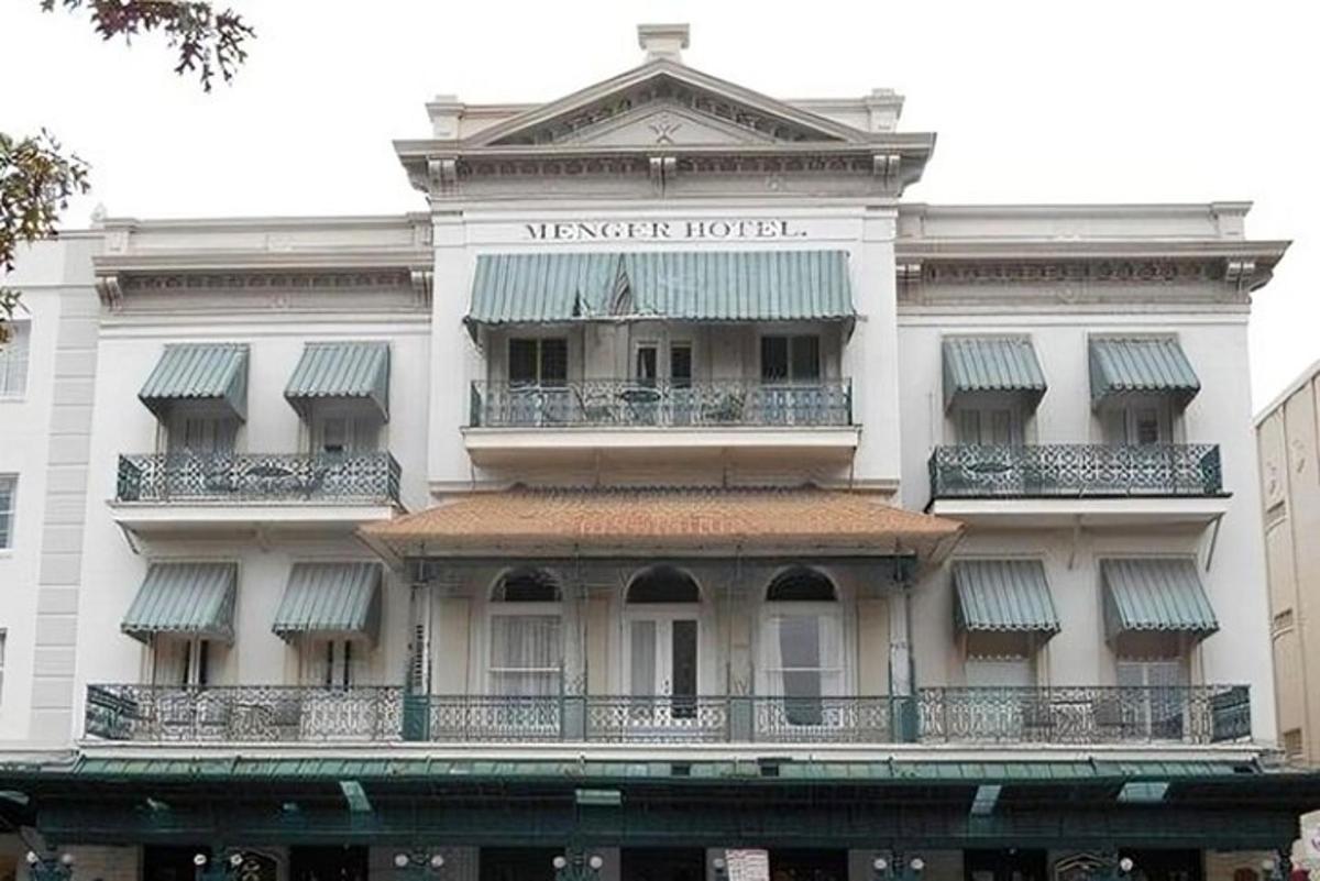 o clădire albă cu o firmă pe care scrie Hotel Wenger