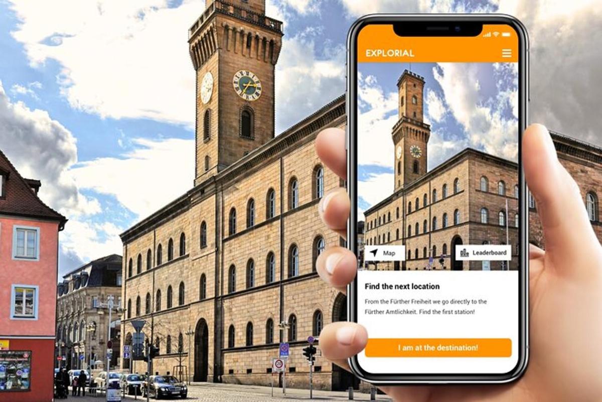 Bir binanın önünde cep telefonu tutan bir kişi