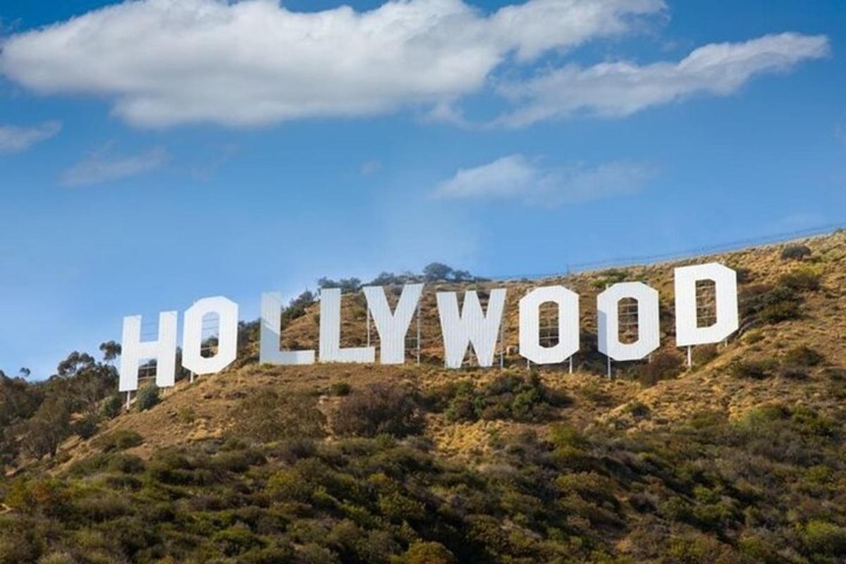 un gran rètol de Hollywood al cim d'un turó