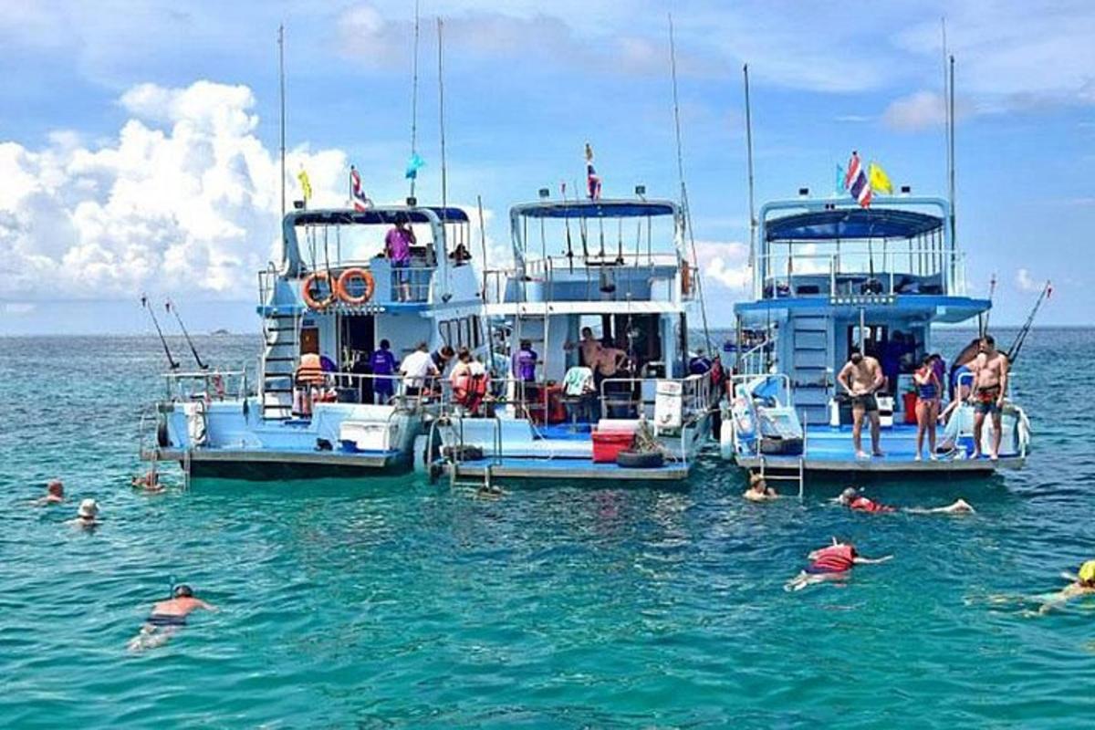 un gruppo di persone su barche in acqua